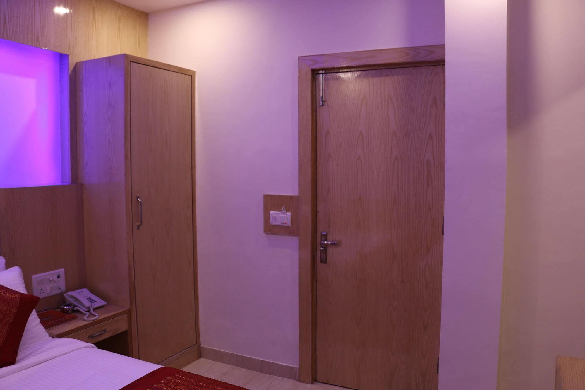 Hotel Prince Palace Deluxe - Paharganj - Нью-Дели Экстерьер фото
