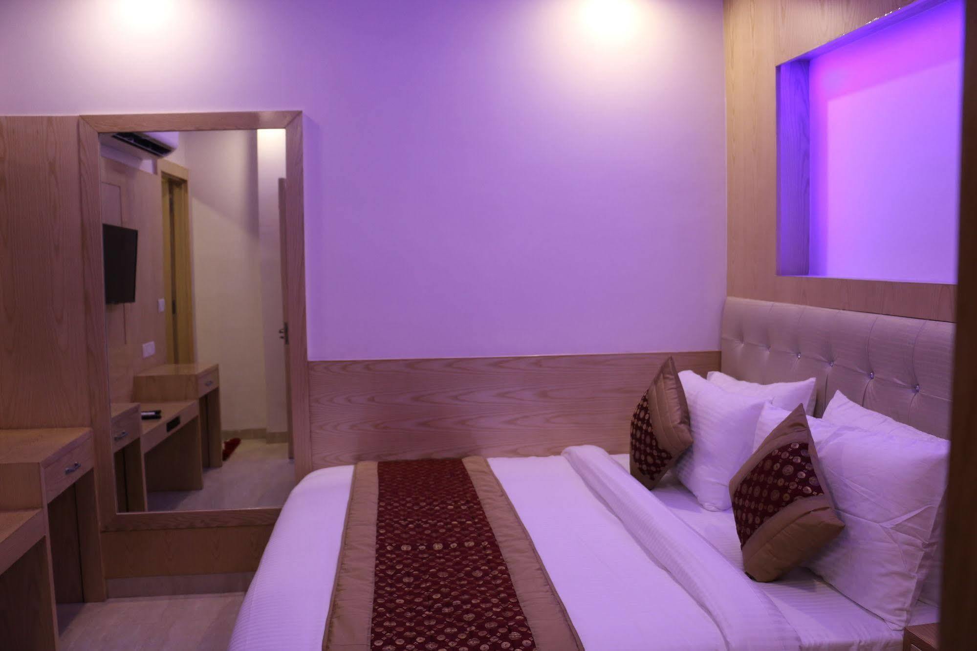 Hotel Prince Palace Deluxe - Paharganj - Нью-Дели Экстерьер фото